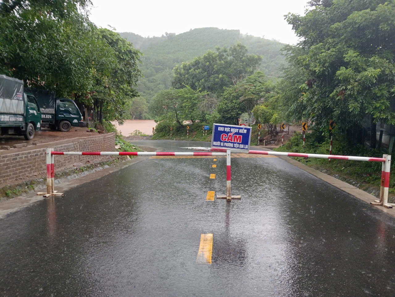 Tổ chức rào chắn, chốt trực tại khu vực nguy hiểm ở huyện Đakrông, tỉnh Quảng Trị. Tổ chức rào chắn, chốt trực tại khu vực nguy hiểm ở huyện Đakrông, tỉnh Quảng Trị.