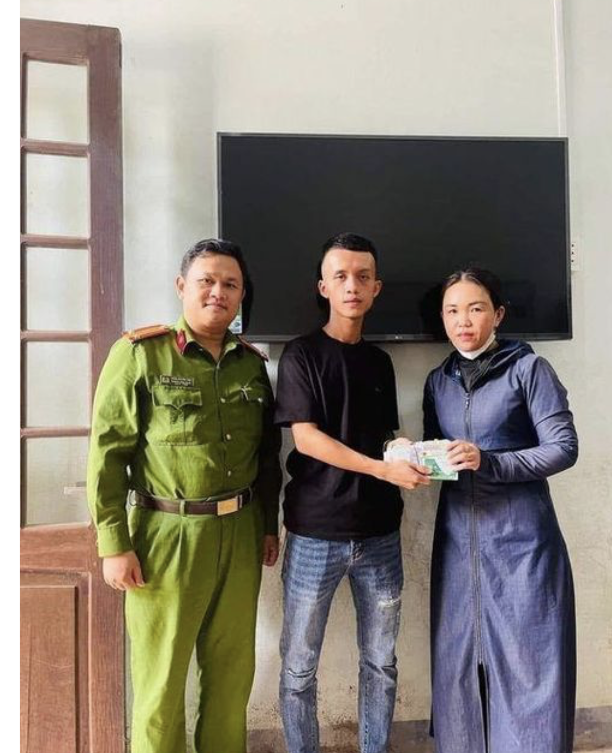 Nguyễn Công Anh trả lại số tiền cho chị Hằng. Nguyễn Công Anh trả lại số tiền cho chị Hằng.