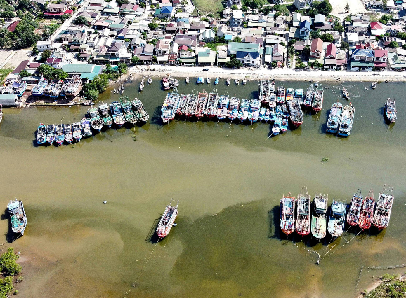 Đến chiều 18/9, có 2.270 tàu thuyền/ 5.971 ngư dân của tỉnh Quảng Trị đã vào bờ và neo đậu an toàn tại các khu tránh trú bão. Ảnh Lê An Đến chiều 18/9, có 2.270 tàu thuyền/ 5.971 ngư dân của tỉnh Quảng Trị đã vào bờ và neo đậu an toàn tại các khu tránh trú bão. Ảnh Lê An