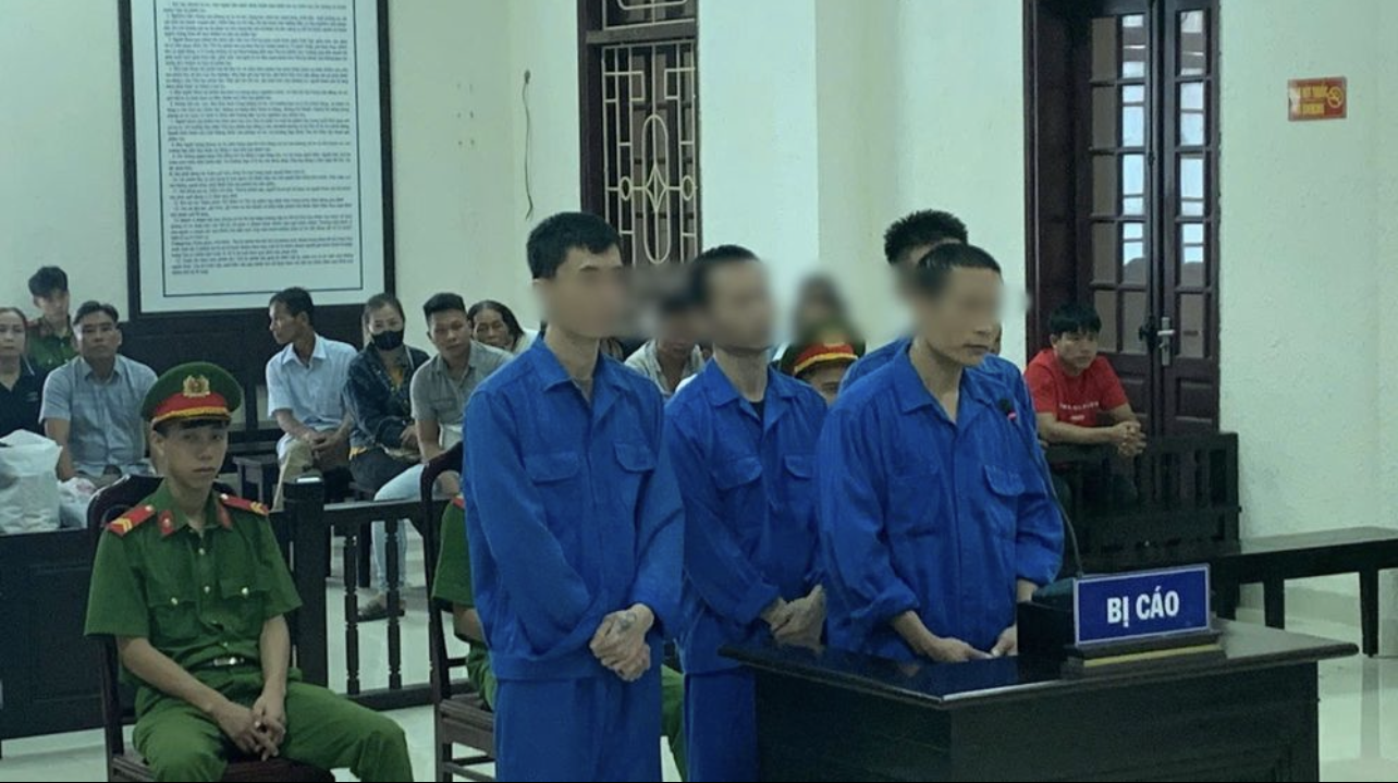 Bốn bị cáo Võ Văn Nam, Võ Quyết Thắng, Nguyễn Đăng Quảng, Trần Lâm Bình tại phiên tòa sơ thẩm. Ảnh: TAQT