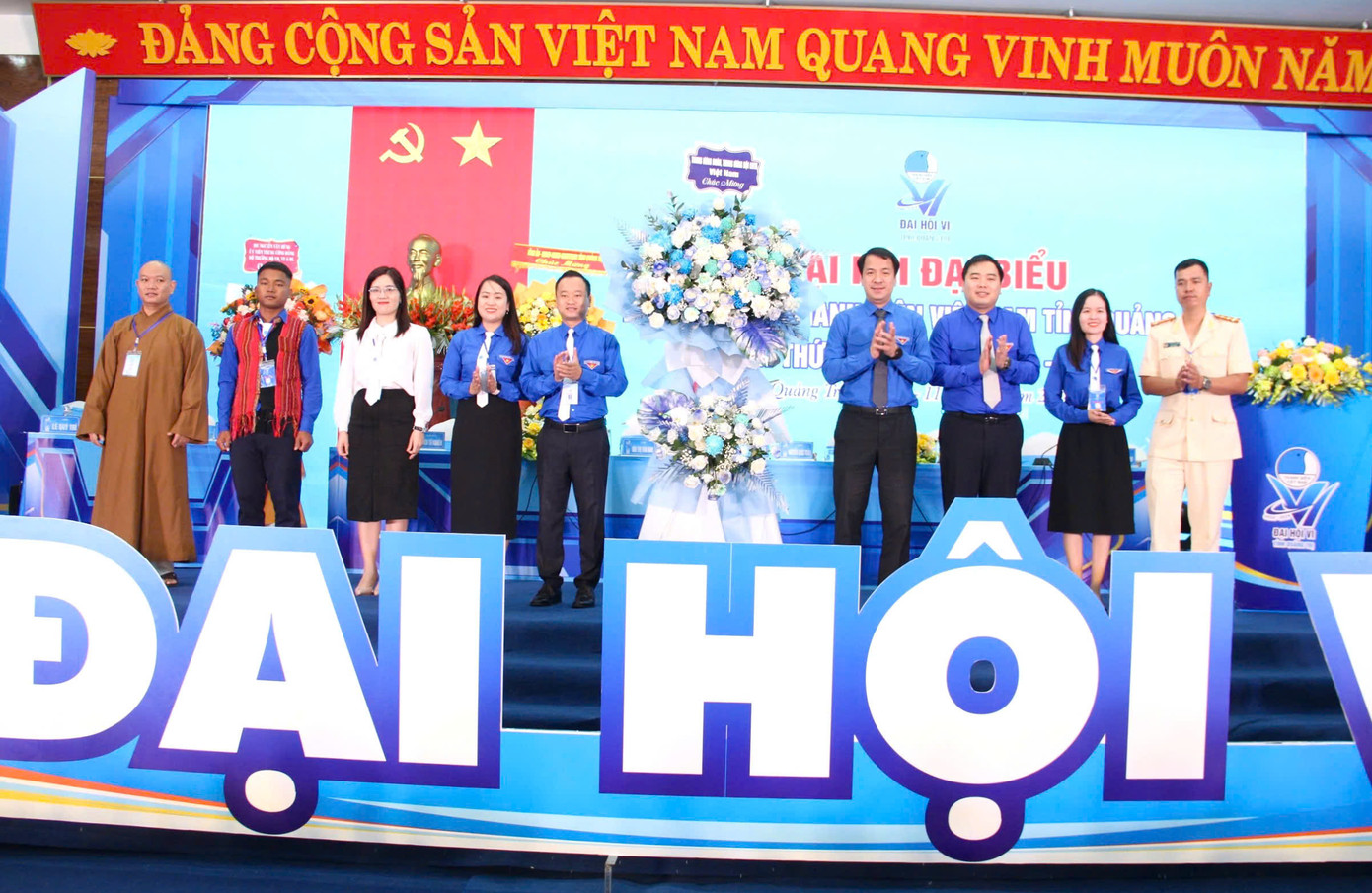 Lãnh đạo Trung ương Đoàn, Hội LHTN Việt Nam tặng hoa chúc mừng Đại hội. Ảnh: Minh Đức