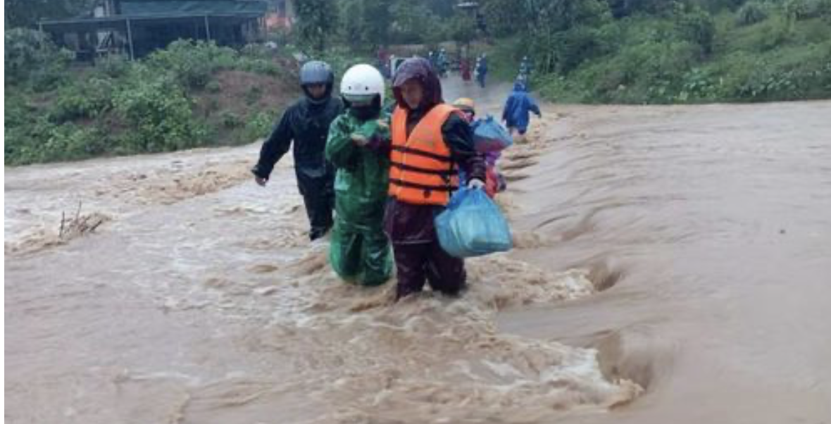 Quốc lộ 15D đang bị chia cắt. Quốc lộ 15D đang bị chia cắt.