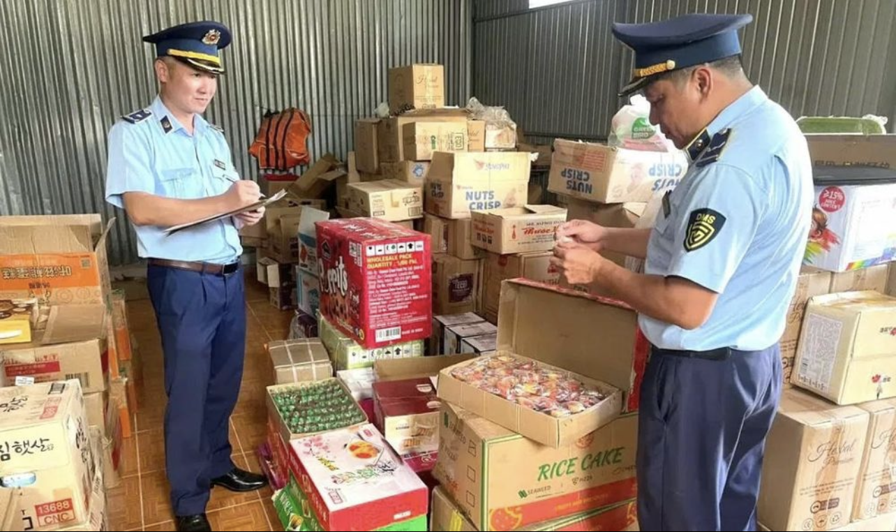 Lực lượng QLTT tỉnh Quảng Trị kiểm đếm, thu giữ số lượng bánh trung thu nhập lậu, không có hóa đơn chứng từ. Ảnh: QLTT Lực lượng QLTT tỉnh Quảng Trị kiểm đếm, thu giữ số lượng bánh trung thu nhập lậu, không có hóa đơn chứng từ. Ảnh: QLTT