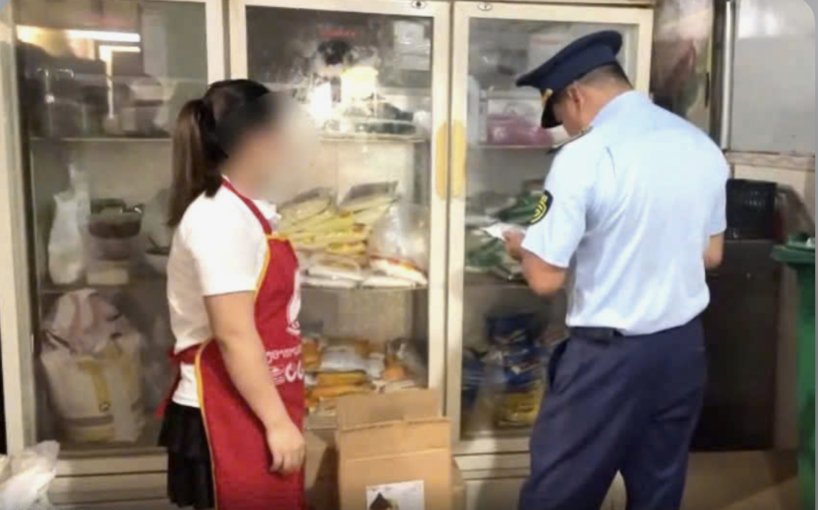 Lực lượng chức năng kiểm tra tại Hộ kinh doanh N.T.K.L ở phường 1, thành phố Đông Hà, tỉnh Quảng Trị. Ảnh: QLTT