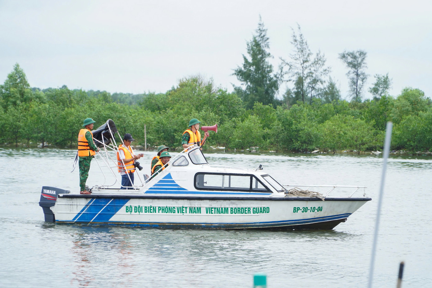 Lực lượng Bộ đội Biên phòng tỉnh Quảng Trị kêu gọi, hướng dẫn tàu thuyền về nơi tránh trú an toàn.