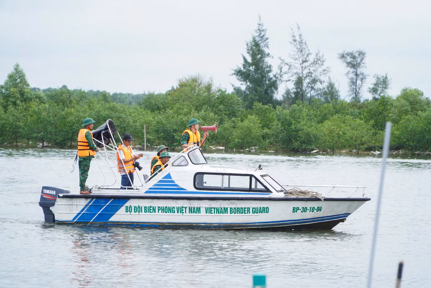 Lực lượng Bộ đội Biên phòng tỉnh Quảng Trị kêu gọi, hướng dẫn tàu thuyền về nơi tránh trú an toàn.