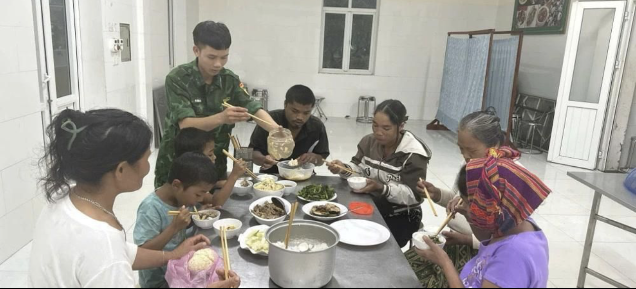 Người dân được sơ tán đến nơi an toàn tại Đồn Biên phòng Hướng Lập để tránh các nguy cơ do sạt lở đất. Người dân được sơ tán đến nơi an toàn tại Đồn Biên phòng Hướng Lập để tránh các nguy cơ do sạt lở đất.