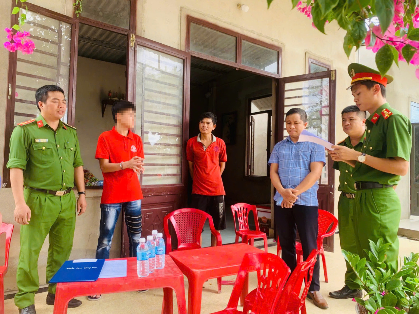 Công an thị xã Quảng Trị đọc lệnh tạm giam đối với thanh niên về hành vi gây rối trật tự công cộng, cố ý gây thương tích, cố ý hủy hoại tài sản. Ảnh: CA