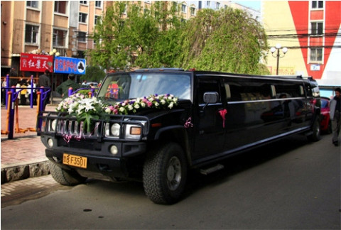 Sử dụng xe độc Hammer độ lại theo phong cách Limo để đón dâu