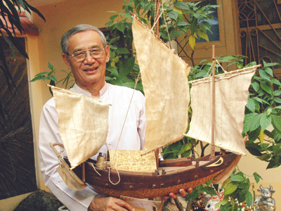 Tiến sĩ Nguyễn Nhã với chiếc ghe bầu mô hình mà các đội dân binh được triều đình cử đi quản lý khai thác Hoàng Sa thế kỷ 19. Ảnh: N.A 