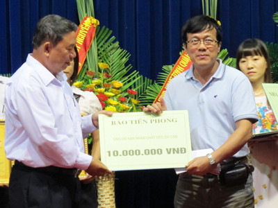 Nhà báo Trung Hiền (phải), đại diện báo Tiền Phong trao quà ủng hộ. Ảnh: Phạm Duẩn