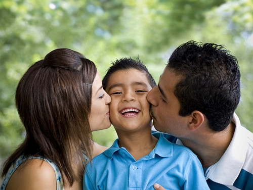 Lắng nghe lời khuyên và dạy bảo của bố mẹ và những người lớn trong gia đình, giúp đỡ bố mẹ việc nhà, chăm lo học hành là những cách thể hiện sự biết ơn của bạn với bố mẹ và mọi người đấy