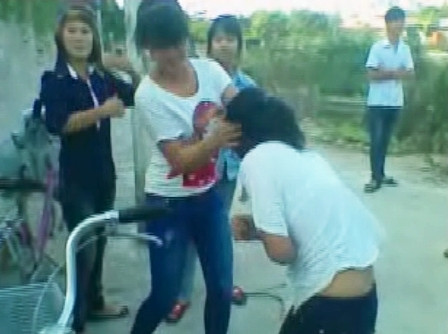 Nhóm nữ sinh vừa đánh bạn vừa cười