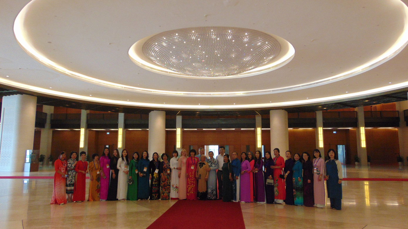 Đoàn phụ nữ Việt Nam tại châu Âu bên trong Nhà Quốc hội Việt Nam.(Ảnh: L.A)