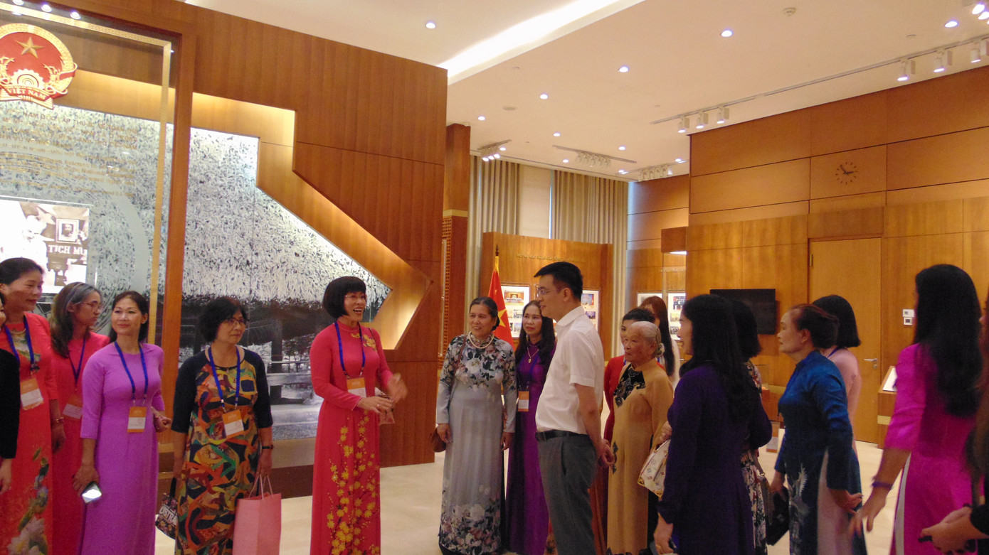 Tổng Giám đốc Truyền hình Quốc hội Lê Quang Minh đón tiếp đoàn đại biểu phụ nữ Việt Nam tại châu Âu tham quan Nhà Quốc hội. (Ảnh: L.A)