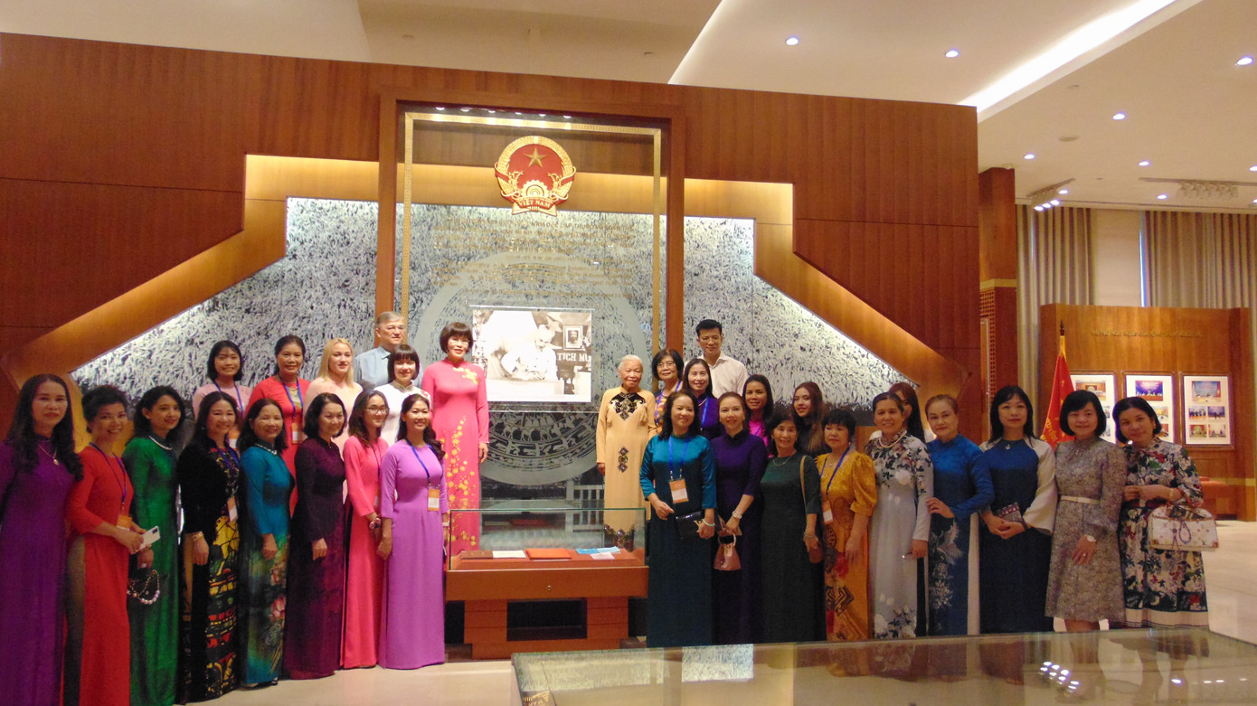 Đoàn phụ nữ Việt Nam tại châu Âu chụp ảnh lưu niệm ở phòng thông tin Nhà Quốc hội. (Ảnh: L.A)