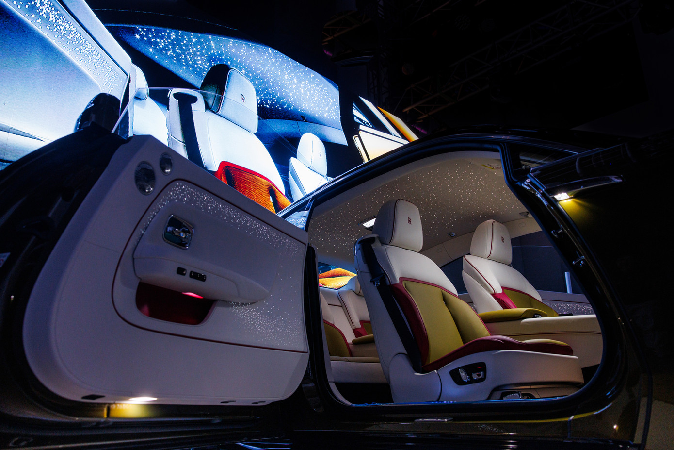 Không những thế, cánh cửa cũng xuất hiện bầu trời sao với tên gọi Starlight Door và được cấu thành từ 4.796 ngôi sao. Chi tiết này mô phỏng lại các ngôi sao trên bầu trời đêm tại nhà máy của hãng tại Goodwood, Anh quốc.