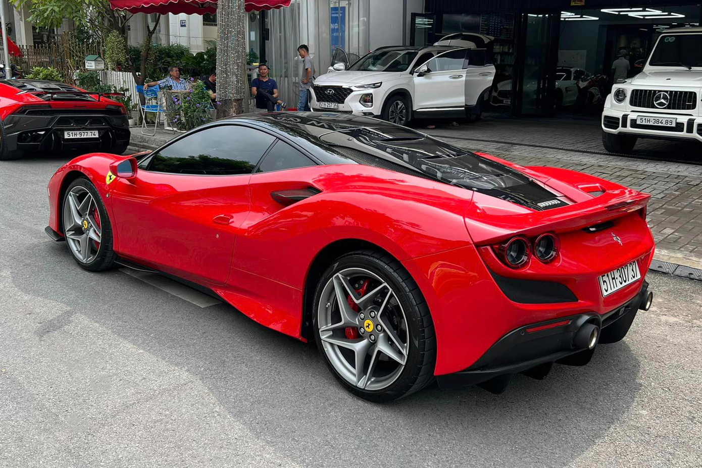 Ferrari F8 Tributo được trang bị khối động cơ V8, dung tích 3.9L tăng áp kép, sản sinh công suất tối đa 720 mã lực cùng 770 Nm mô-men xoắn. Khối động cơ này cũng được chia sẻ với biến thể mui trần F8 Spider. Ferrari F8 Tributo được trang bị khối động cơ V8, dung tích 3.9L tăng áp kép, sản sinh công suất tối đa 720 mã lực cùng 770 Nm mô-men xoắn. Khối động cơ này cũng được chia sẻ với biến thể mui trần F8 Spider.
