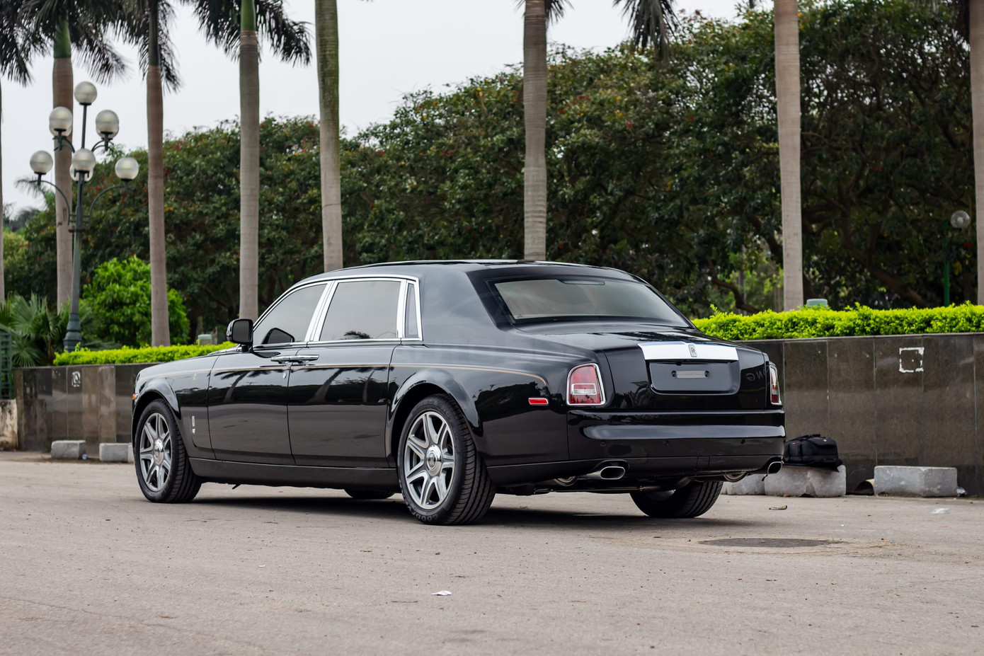 Trước đó vào năm Nhâm Thìn 2012, Rolls-Royce cũng đã ra mắt mẫu Phantom Year of the Dragon, chỉ được sản xuất 33 chiếc trên toàn thế giới, trong đó 6 chiếc đang có mặt tại Việt Nam.