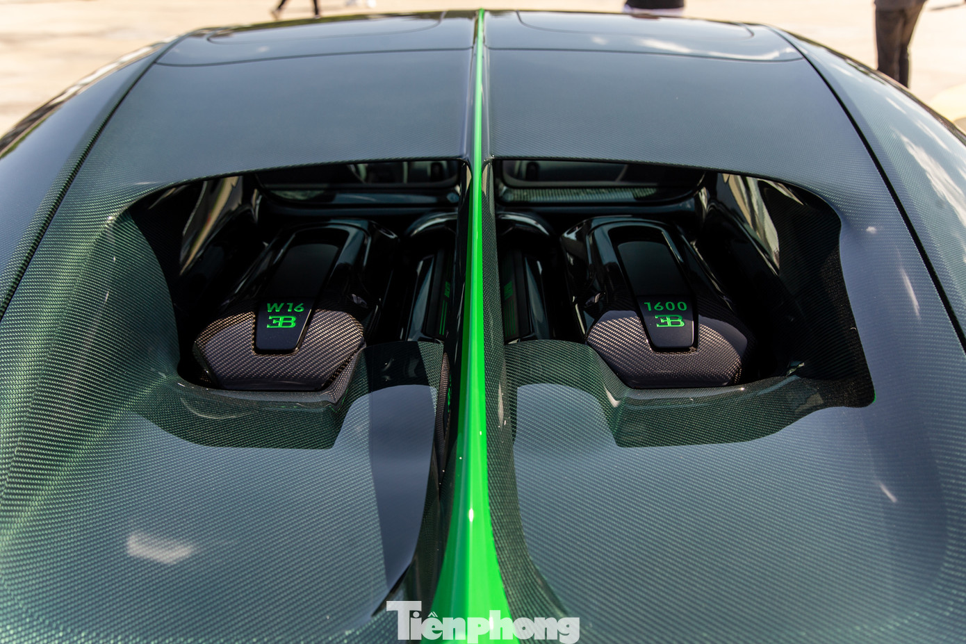 Tất cả các phiên bản Chiron đều được trang bị động cơ W16, dung tích 8.0L, đi kèm bốn bộ tăng áp, tuy nhiên Chiron Super Sport có công suất lên đến 1.600 mã lực, cao nhất dòng Chiron, qua đó giúp xe tăng tốc từ 0-100 km/h trong 2,4 giây, trước khi đạt tốc độ tối đa 440 km/h.