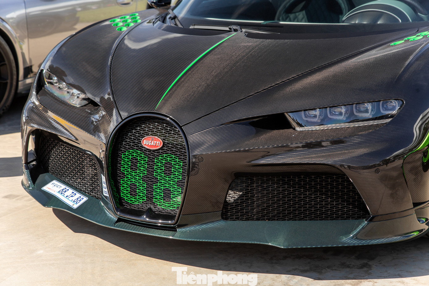 Có nhiều chi tiết ở ngoại thất để phân biệt Chiron Super Sport với các phiên bản còn lại. Chẳng hạn hốc gió ở cản trước chỉ còn 3, trang bị thêm khe thoát khí ở vòm bánh trước, đuôi xe cũng được làm thấp hơn, cánh chia gió ở khuếch tán sau lớn hơn, đi kèm ống xả kép dạng tròn đặt dọc và bố trí đối xứng hai bên. Ngoài ra, nắp bình xăng, bệ cửa, tựa đầu ghế và bệ trung tâm cũng có logo Super Sport.