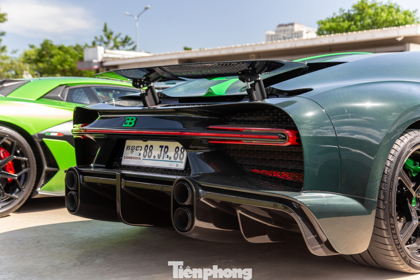 Có nhiều chi tiết ở ngoại thất để phân biệt Chiron Super Sport với các phiên bản còn lại. Chẳng hạn hốc gió ở cản trước chỉ còn 3, trang bị thêm khe thoát khí ở vòm bánh trước, đuôi xe cũng được làm thấp hơn, cánh chia gió ở khuếch tán sau lớn hơn, đi kèm ống xả kép dạng tròn đặt dọc và bố trí đối xứng hai bên. Ngoài ra, nắp bình xăng, bệ cửa, tựa đầu ghế và bệ trung tâm cũng có logo Super Sport.