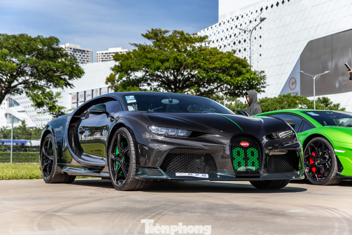 Ở Campuchia, ô tô vẫn bị đánh thuế nhập khẩu và thuế tiêu thụ đặc biệt, dao động trong khoảng 70-130% giá trị xe. Với việc sở hữu dung tích động cơ lớn, chiếc Chiron này bị đánh thuế kịch khung, khiến giá trị xe lên đến gần 10 triệu USD tại đây (tương đương 230 tỷ đồng). Nếu cập bến Việt Nam, chủ nhân có thể phải bỏ ra khoản tiền lên đến 375 tỷ đồng để giúp xe lăn bánh hợp pháp trên đường.