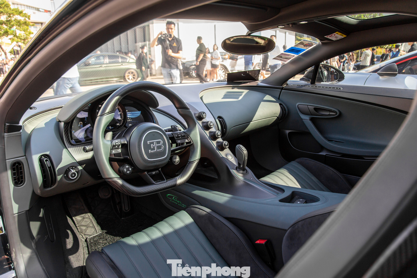 Nội thất là sự kết hợp giữa hai tông màu đen và xanh rêu. Vật liệu carbon mờ cũng xuất hiện ở nhiều vị trí như vô lăng, viền cụm đồng hồ, bệ trung tâm và lưng ghế.