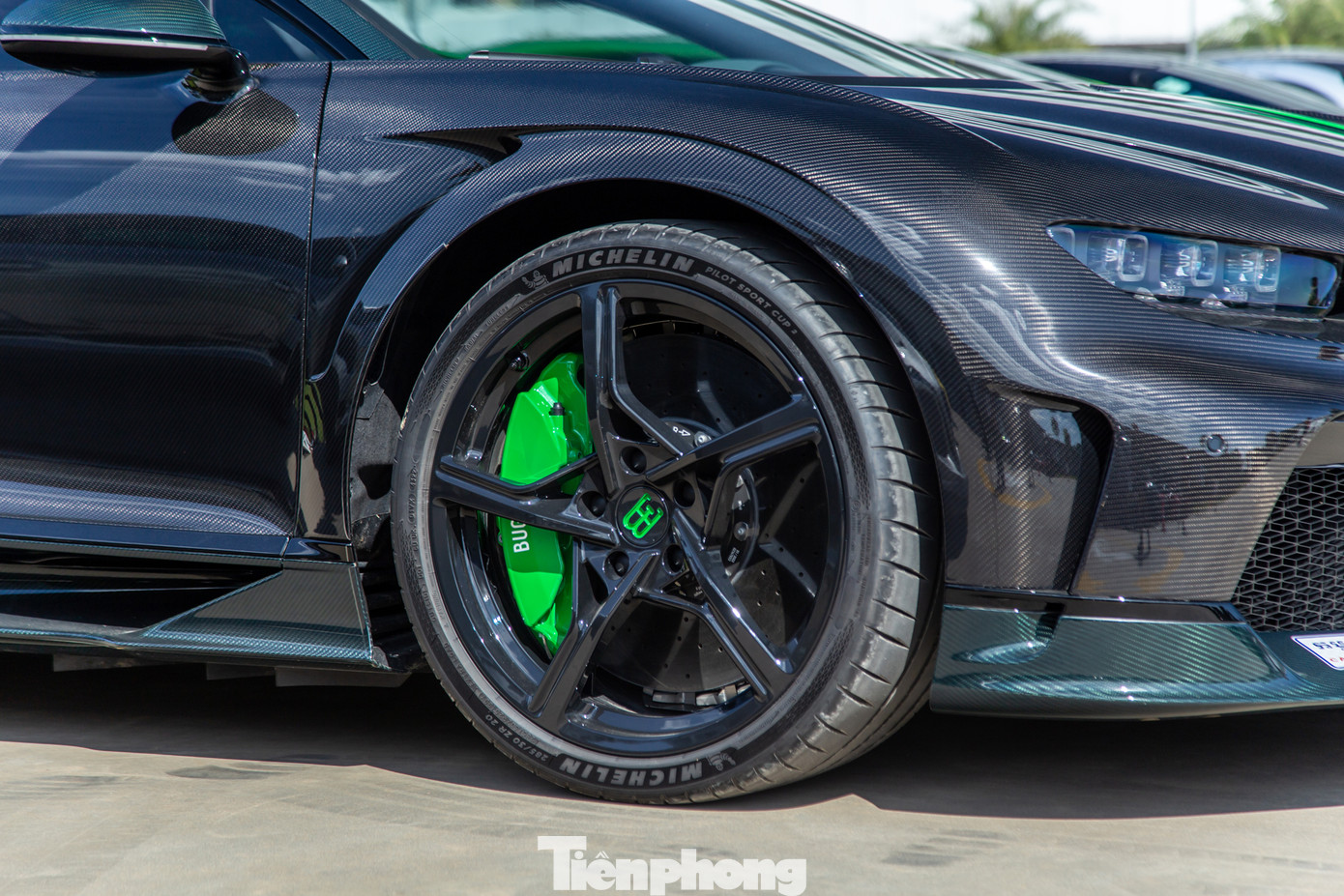 Bộ mâm là loại 5 chấu đơn dạng xoáy, đi kèm kẹp phanh màu xanh lá nổi bật.