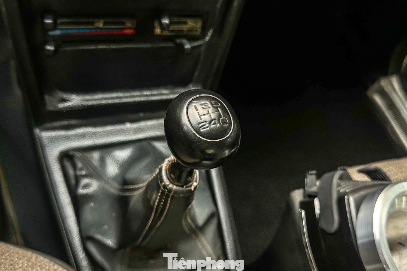 Nội thất đã nhuốm màu thời gian với vô lăng 4 chấu, bảng đồng hồ cơ, ghế bọc vải nỉ họa tiết caro, đi kèm hộp số sàn 5 cấp.