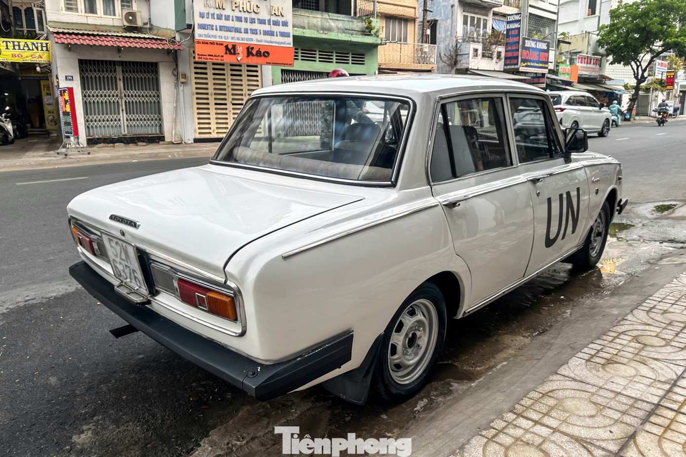 Nhanh chóng sau đó, mẫu xe này nhận được sự đón nhận nồng nhiệt của người dân Mỹ, được bình chọn là "Xe nhập khẩu của năm" bởi tạp chí Road Test vào năm 1969. Corona đã giúp doanh số của Toyota tại đây tăng lên hơn 20.000 chiếc vào năm 1966, đưa hãng xe Nhật Bản trở thành thương hiệu ô tô nhập khẩu bán chạy thứ 3 tại Mỹ vào năm 1967. Năm 2014, tạp chí Car and Driver gọi Corona là một trong những chiếc Toyota tốt nhất từng được sản xuất, giúp hãng xe Nhật Bản tồn tại đủ lâu để phát triển mạnh mẽ tại thị trường khắc nghiệt này.