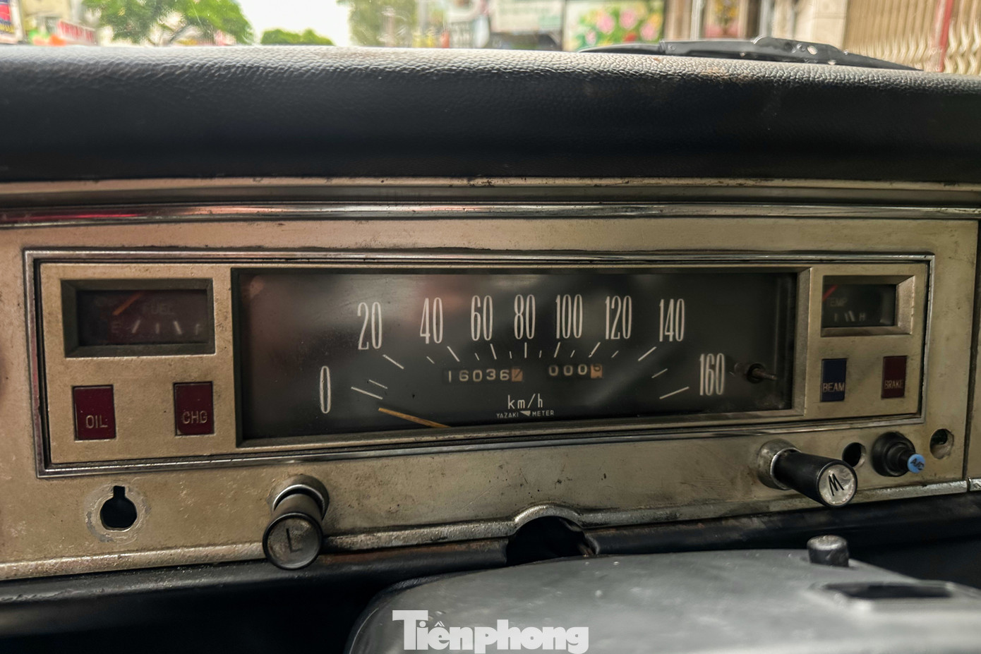 Nội thất đã nhuốm màu thời gian với vô lăng 4 chấu, bảng đồng hồ cơ, ghế bọc vải nỉ họa tiết caro, đi kèm hộp số sàn 5 cấp.