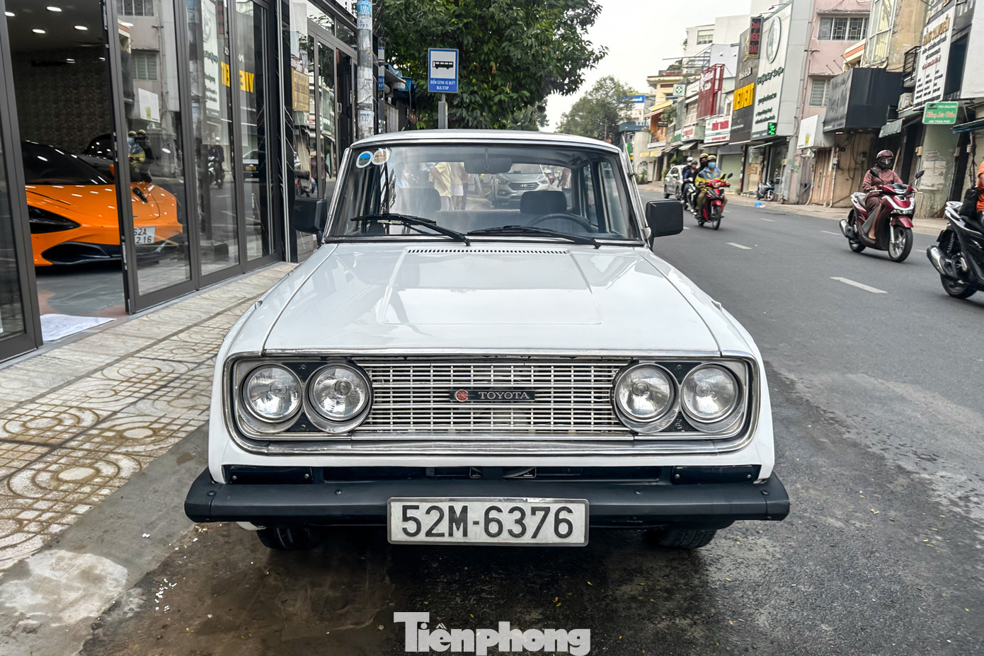 Tại Việt Nam, số lượng của dòng xe này không nhiều. Mới đây, một chiếc Corona thế hệ thứ ba đã bất ngờ xuất hiện tại TP.HCM, thu hút sự chú ý của giới mộ điệu. Xe thuộc phiên bản facelift với gương được đặt ở cột A, trong khi gương ở phiên bản tiêu chuẩn được đặt trên vòm bánh trước.