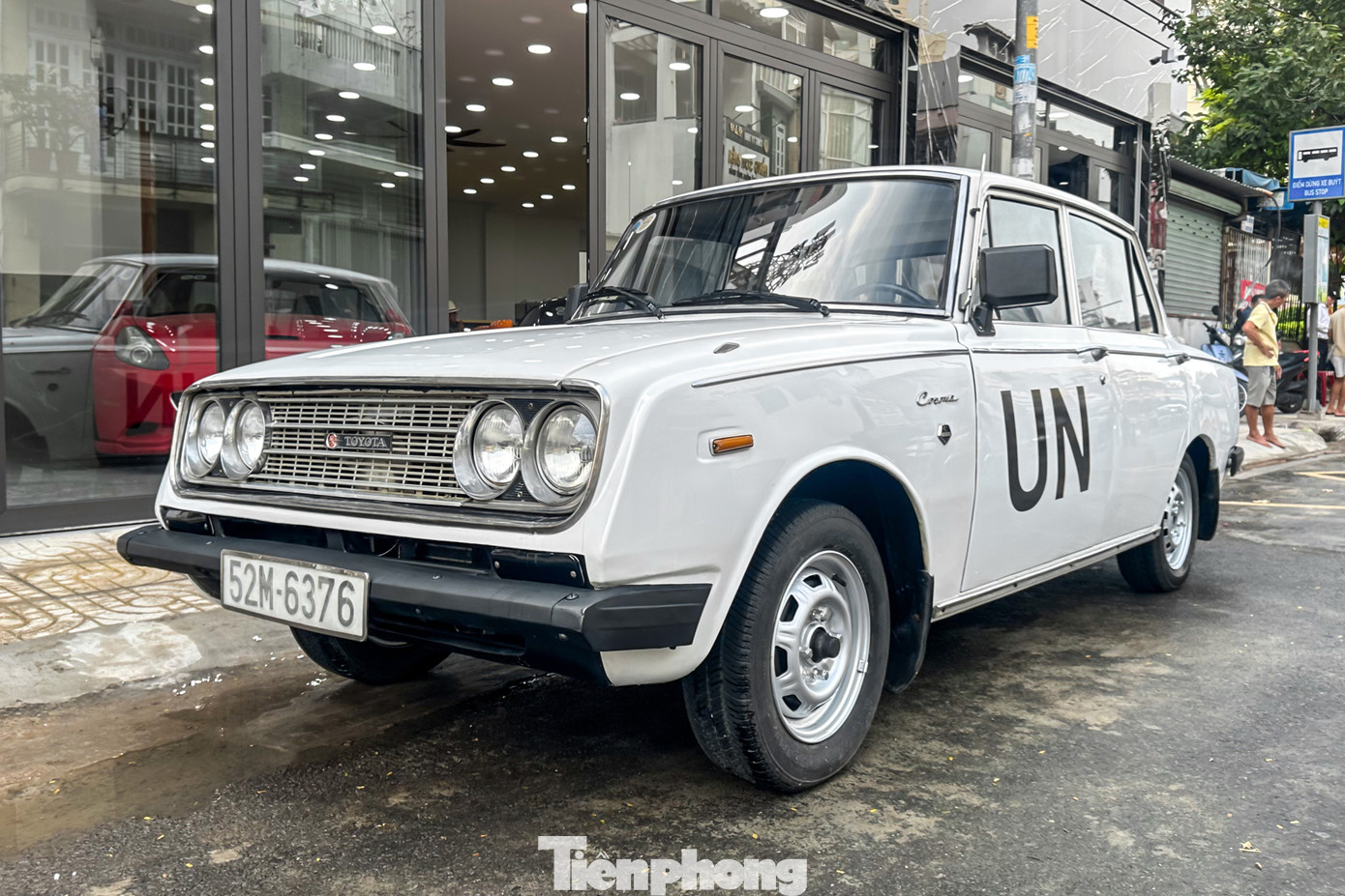 Corona đóng vai trò quan trọng trong thành công của hãng xe Nhật Bản tại thị trường Mỹ. Cụ thể, vào năm 1957, Toyota vào thị trường này với tên gọi Toyopet, tuy nhiên không đạt được nhiều thành tựu và quyết định rút lui vào năm 1961. Đến tháng 6/1964, hãng xe Nhật Bản quyết định quay trở lại, đổi tên thành Toyota, đồng thời giới thiệu mẫu Corona thế hệ thứ ba với nhiều trang bị tiêu chuẩn và công nghệ hiện đại.