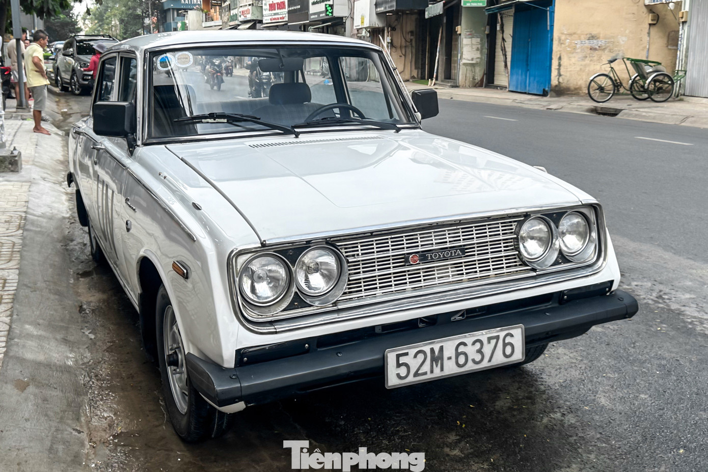 Toyota Corona được sản xuất từ năm 1957 đến năm 2001 và trải qua 11 thế hệ. Thời điểm mới ra mắt, đây là mẫu xe cao cấp thứ nhì trong dải sản phẩm của Toyota, xếp sau Crown. Đồng thời, Corona cũng là một trong những mẫu xe đầu tiên mà Toyota xuất khẩu cho các thị trường khác trên toàn cầu. Tên gọi Corona có nghĩa là "vương miện" trong tiếng Latin. Đây cũng là tiền thân của dòng Camry ngày nay.