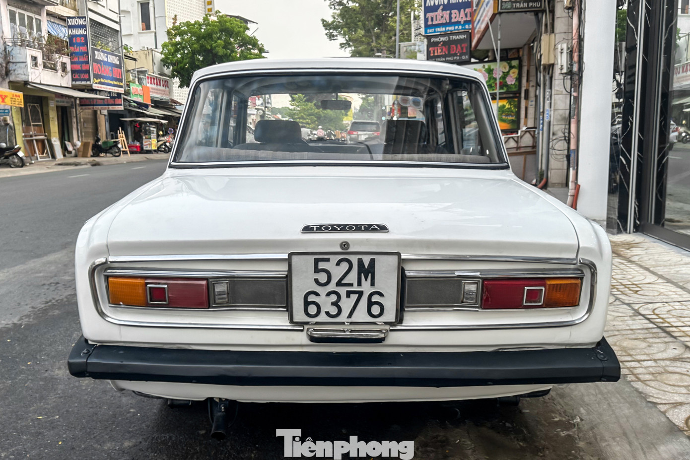 Ở thế hệ này, đường nét của xe được chấp bút bởi nhà thiết kế Italy Battista Farina. Xe có kích thước dài x rộng x cao lần lượt là 4.110 x 1.550 x 1.420 mm, cùng khối lượng chỉ vỏn vẹn 971 kg.