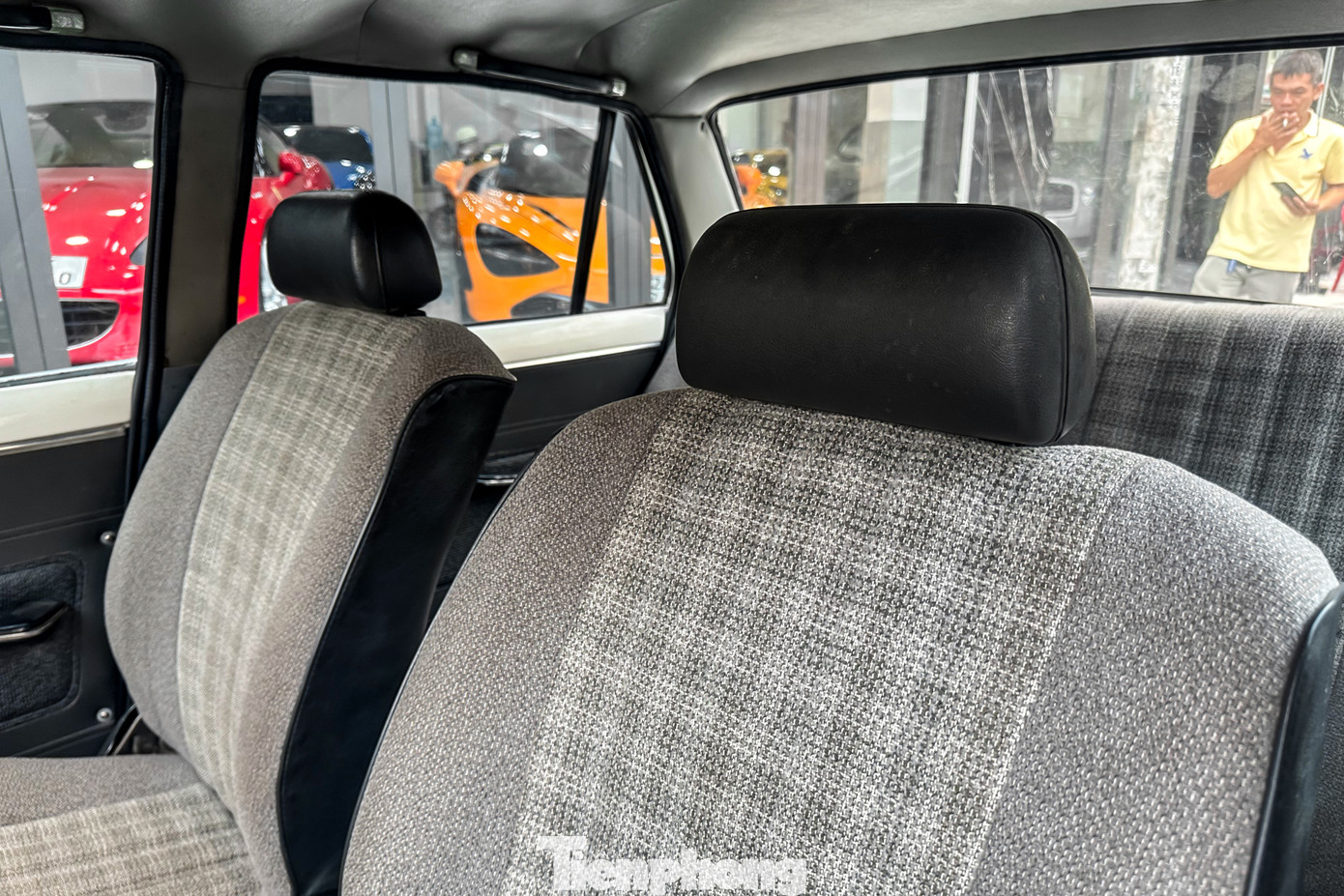 Nội thất đã nhuốm màu thời gian với vô lăng 4 chấu, bảng đồng hồ cơ, ghế bọc vải nỉ họa tiết caro, đi kèm hộp số sàn 5 cấp.