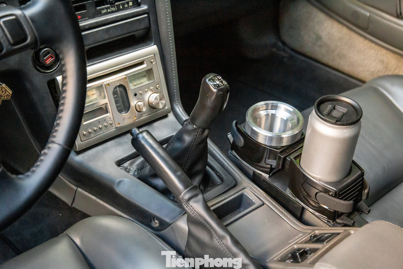 Vô lăng là dạng ba chấu thể thao, trong khi phía sau là cụm đồng hồ cơ. Toyota cung cấp ba tùy chọn hộp số cho Supra A70, bao gồm hộp số sàn 5 cấp W58, hộp số sàn 5 cấp R154 và hộp số tự động 4 cấp A340E. Vô lăng là dạng ba chấu thể thao, trong khi phía sau là cụm đồng hồ cơ. Toyota cung cấp ba tùy chọn hộp số cho Supra A70, bao gồm hộp số sàn 5 cấp W58, hộp số sàn 5 cấp R154 và hộp số tự động 4 cấp A340E.