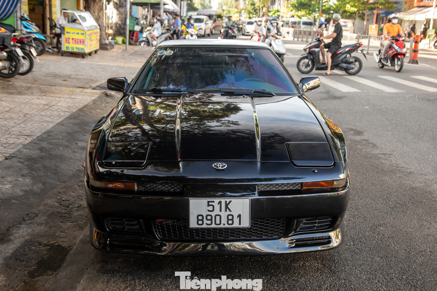 Nhờ đó, xe có khả năng tăng tốc từ 0-100 km/h trong 7 giây, trước khi đạt tốc độ tối đa 245 km/h. Ngoài ra, Supra A70 còn được trang bị hàng loạt công nghệ tiên tiến thời bấy giờ, điển hình như hệ thống treo xương đòn kép ở trước lẫn sau, phanh ABS 3 kênh, hệ thống giảm xóc điện tử TEMS (Toyota Electronic Modulated Suspension)... Nhờ đó, xe có khả năng tăng tốc từ 0-100 km/h trong 7 giây, trước khi đạt tốc độ tối đa 245 km/h. Ngoài ra, Supra A70 còn được trang bị hàng loạt công nghệ tiên tiến thời bấy giờ, điển hình như hệ thống treo xương đòn kép ở trước lẫn sau, phanh ABS 3 kênh, hệ thống giảm xóc điện tử TEMS (Toyota Electronic Modulated Suspension)...