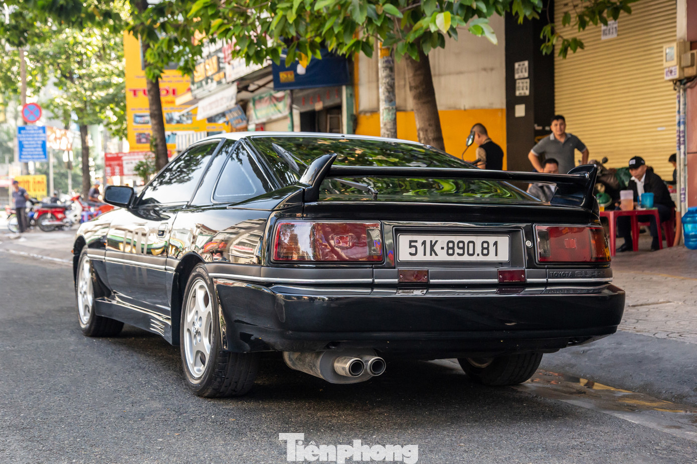 Về ngoại thất, mẫu xe này sẽ khiến nhiều người lầm tưởng với Celica T160 cùng thời kì, tuy nhiên cánh gió cỡ lớn phía sau chính là điểm khác biệt, giúp người dùng dễ dàng nhận biết hai mẫu xe. Đồng thời, Supra A70 cũng có trọng tâm thấp hơn, mang đậm tính khí động học. Về ngoại thất, mẫu xe này sẽ khiến nhiều người lầm tưởng với Celica T160 cùng thời kì, tuy nhiên cánh gió cỡ lớn phía sau chính là điểm khác biệt, giúp người dùng dễ dàng nhận biết hai mẫu xe. Đồng thời, Supra A70 cũng có trọng tâm thấp hơn, mang đậm tính khí động học.