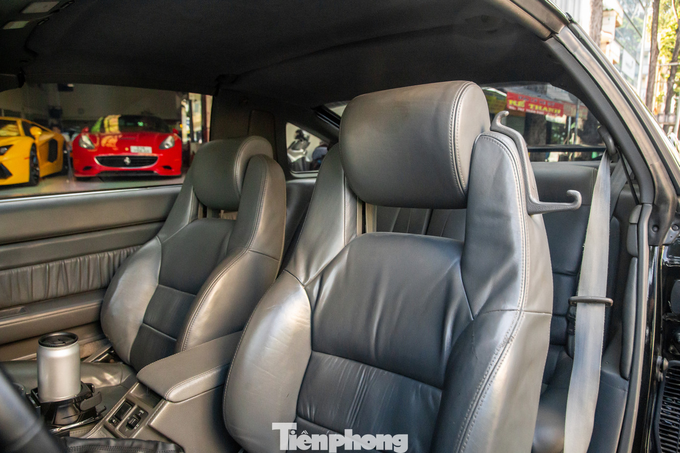 Vô lăng là dạng ba chấu thể thao, trong khi phía sau là cụm đồng hồ cơ. Toyota cung cấp ba tùy chọn hộp số cho Supra A70, bao gồm hộp số sàn 5 cấp W58, hộp số sàn 5 cấp R154 và hộp số tự động 4 cấp A340E. Vô lăng là dạng ba chấu thể thao, trong khi phía sau là cụm đồng hồ cơ. Toyota cung cấp ba tùy chọn hộp số cho Supra A70, bao gồm hộp số sàn 5 cấp W58, hộp số sàn 5 cấp R154 và hộp số tự động 4 cấp A340E.