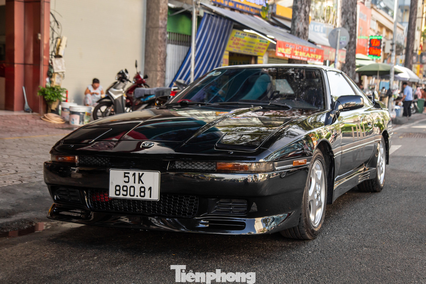 Dòng xe này được sản xuất từ năm 1978 và đã trải qua 5 thế hệ. Thời gian đầu, Supra chỉ là tên một phiên bản thuộc dòng Celica. Tuy nhiên đến thế hệ thứ ba (Mk III), nó được tách ra thành một dòng xe riêng biệt và có tên mã A70. Và chiếc xe xuất hiện trong bài viết thuộc thế hệ này. Dòng xe này được sản xuất từ năm 1978 và đã trải qua 5 thế hệ. Thời gian đầu, Supra chỉ là tên một phiên bản thuộc dòng Celica. Tuy nhiên đến thế hệ thứ ba (Mk III), nó được tách ra thành một dòng xe riêng biệt và có tên mã A70. Và chiếc xe xuất hiện trong bài viết thuộc thế hệ này.