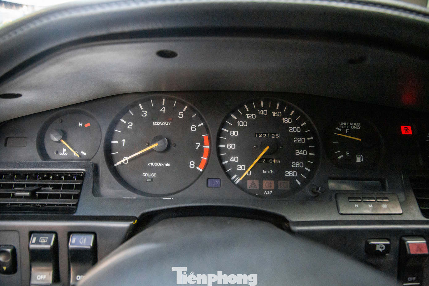 Vô lăng là dạng ba chấu thể thao, trong khi phía sau là cụm đồng hồ cơ. Toyota cung cấp ba tùy chọn hộp số cho Supra A70, bao gồm hộp số sàn 5 cấp W58, hộp số sàn 5 cấp R154 và hộp số tự động 4 cấp A340E. Vô lăng là dạng ba chấu thể thao, trong khi phía sau là cụm đồng hồ cơ. Toyota cung cấp ba tùy chọn hộp số cho Supra A70, bao gồm hộp số sàn 5 cấp W58, hộp số sàn 5 cấp R154 và hộp số tự động 4 cấp A340E.