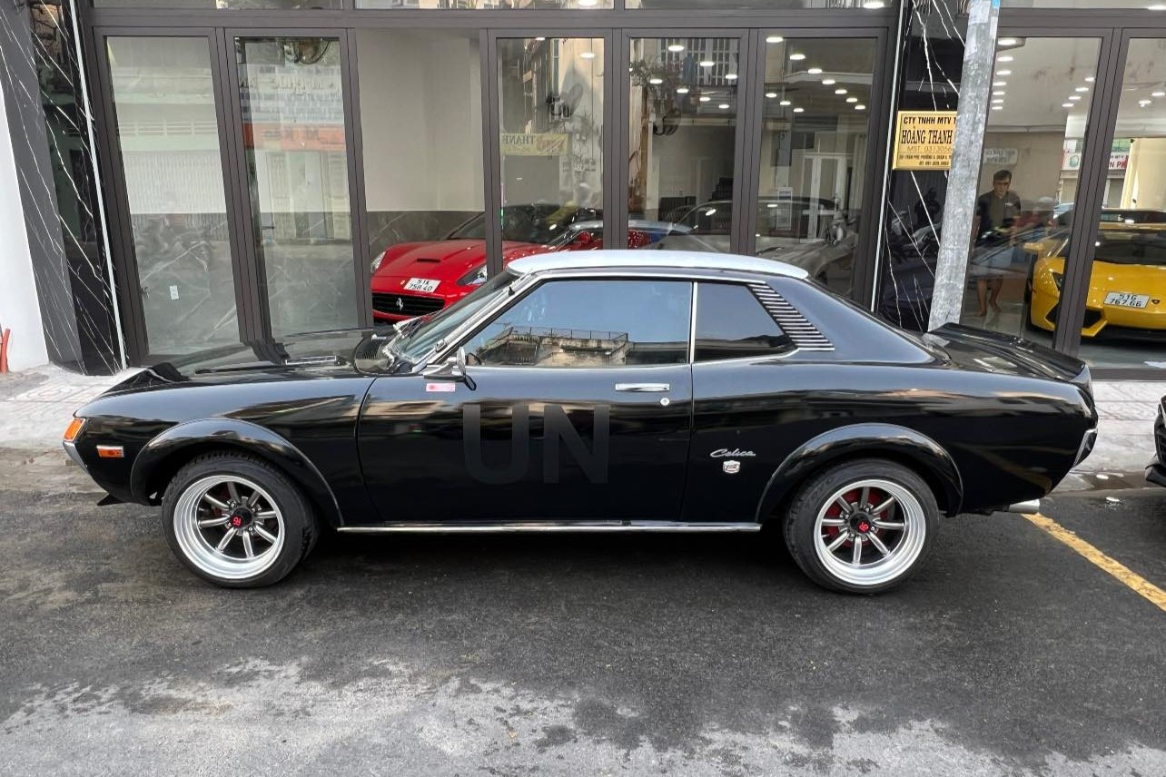 Ngoại thất chiếc xe sở hữu màu sơn đen, đi kèm bộ mâm đa chấu phong cách Watanabe với các chấu mâm cong nhẹ. Đây cũng là phong cách đặc trưng trên những mẫu JDM cổ điển, điển hình là chiếc Nissan Skyline GT-R “Hakosuka” 1972. Ngoại thất chiếc xe sở hữu màu sơn đen, đi kèm bộ mâm đa chấu phong cách Watanabe với các chấu mâm cong nhẹ. Đây cũng là phong cách đặc trưng trên những mẫu JDM cổ điển, điển hình là chiếc Nissan Skyline GT-R “Hakosuka” 1972.