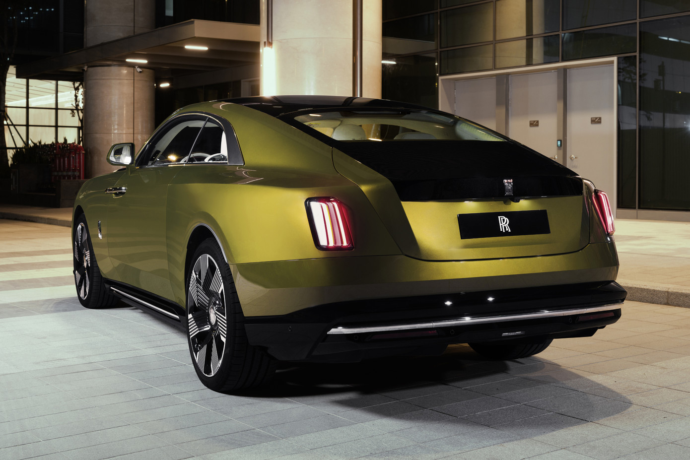 Rolls-Royce Spectre còn tích hợp hệ thống âm thanh giả lập để hỗ trợ người đi bộ hoặc người khiếm thị có thể phát hiện xe từ xa. Âm thanh giả lập này được tạo ra bởi nhạc sĩ người Đức - ông Hans Zimmer. Ông nổi tiếng với nhạc phim hoạt hình Vua Sư tử hay Cướp biển vùng Caribbean, cùng với đó là hàng loạt giải thưởng khác nhau.