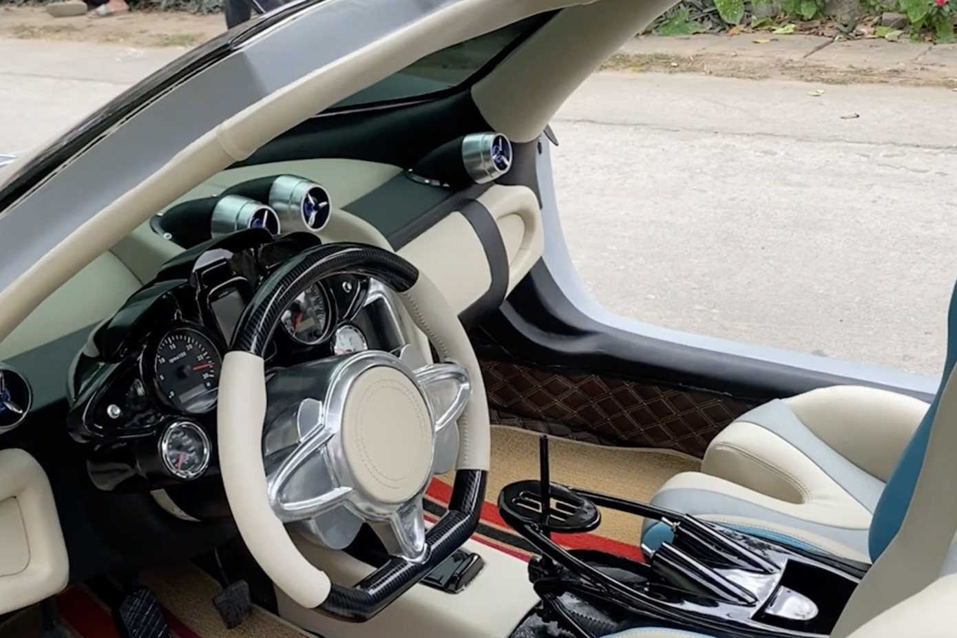 Nội thất chiếc Pagani Huayra tự chế. Ảnh: Nhết TV