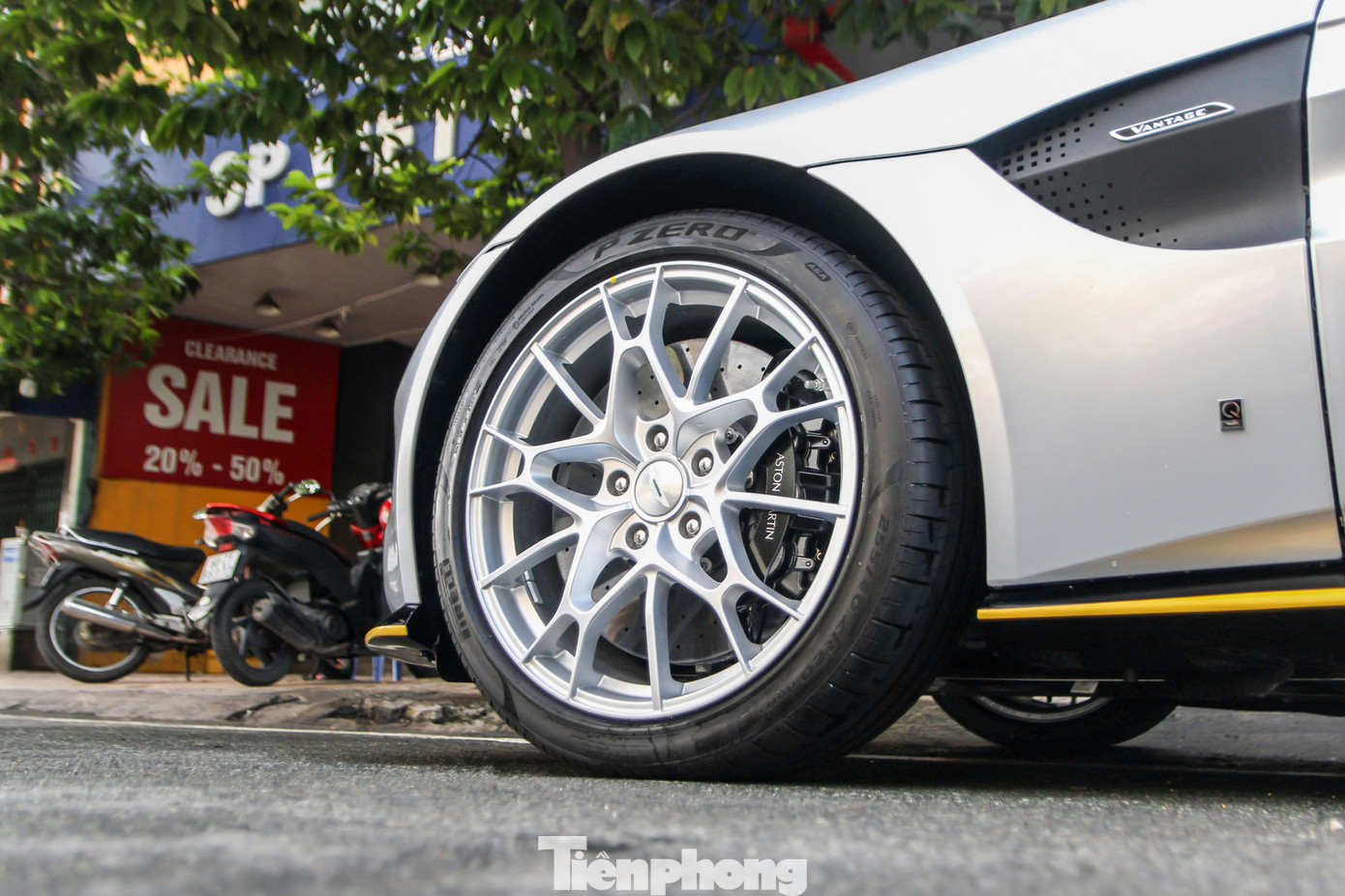 Bộ mâm với thiết kế độc đáo, đi kèm bộ kẹp phanh màu đen.