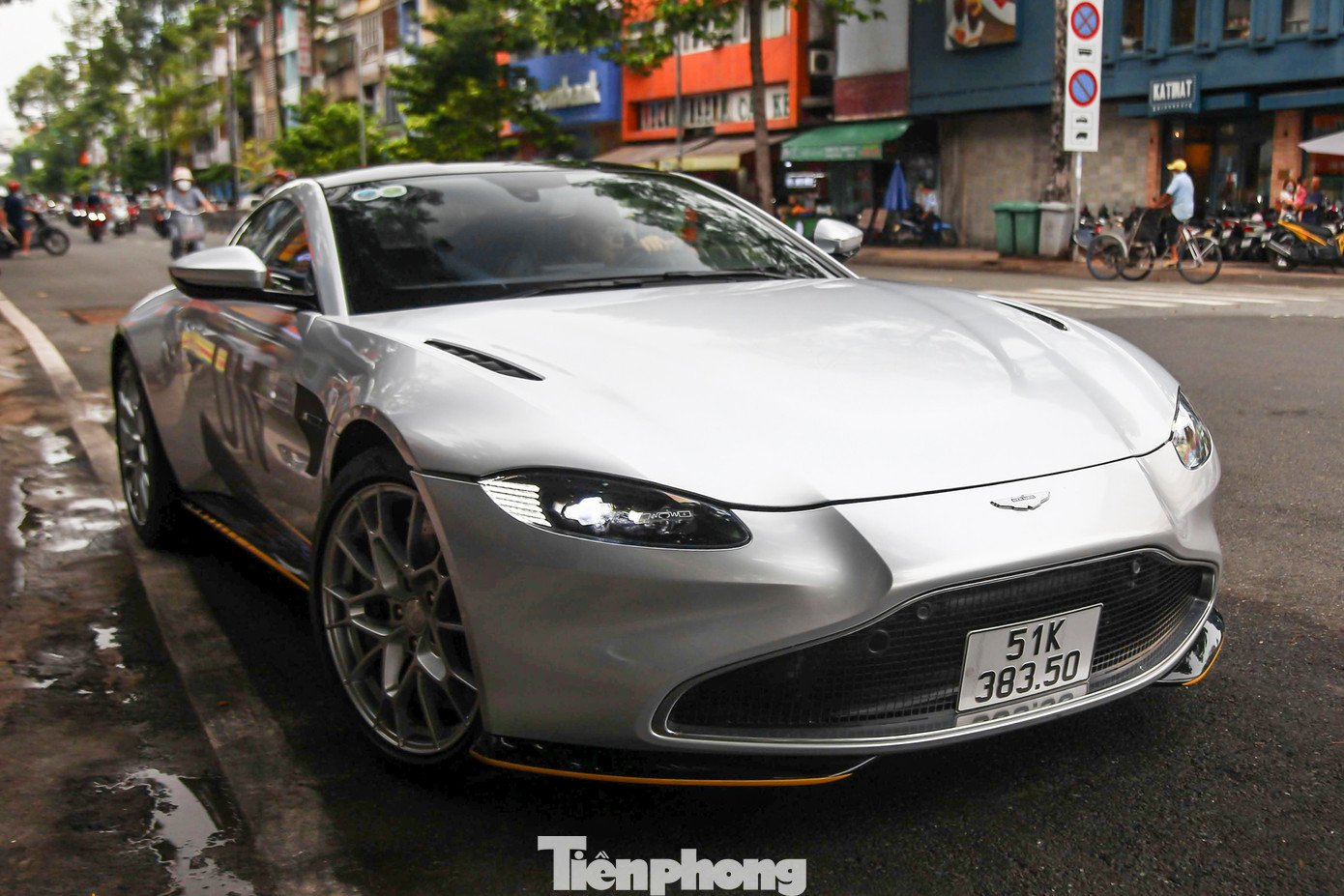 Được nhập về nước bởi một showroom tư nhân tại TP.HCM, đây là phiên bản đặc biệt, được sản xuất nhằm kỷ niệm màn ra mắt của bộ phim No Time to Die trong series Điệp viên 007 do tài tử Daniel Craig thủ vai.