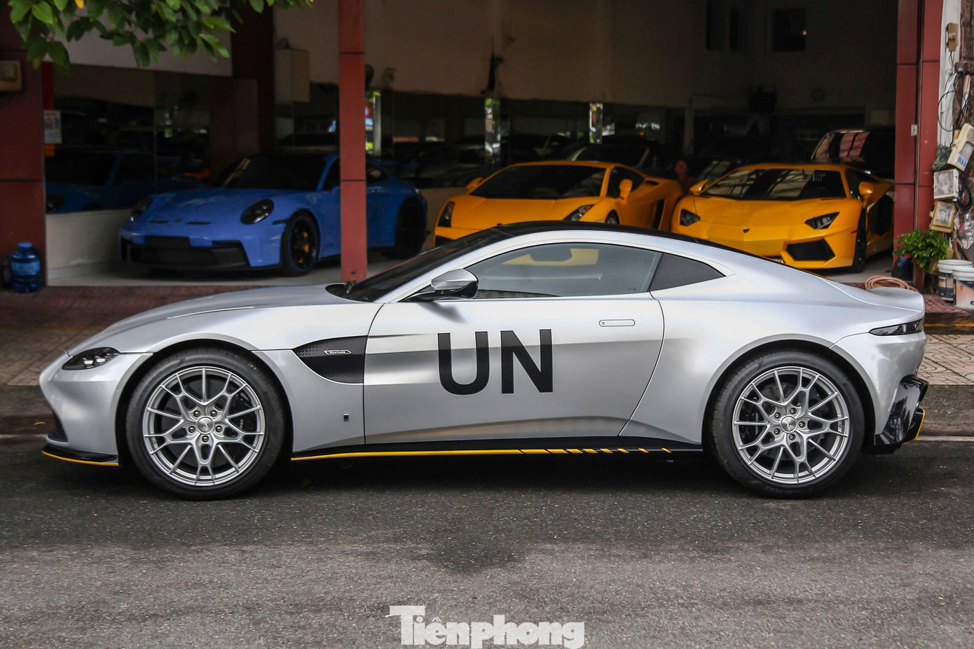 Hãng xe Anh quốc chỉ xuất xưởng 100 chiếc Vantage 007 Edition trên toàn cầu, trong đó 25 chiếc được trang bị hộp số sàn 7 cấp. Chiếc trong bài là một trong 25 chiếc đó.