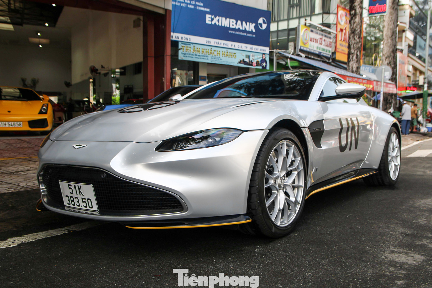 Ngoài tùy chọn hộp số sàn 7 cấp, Aston Martin còn cung cấp tùy chọn hộp số bán tự động 8 cấp. Kết hợp với hệ dẫn động cầu sau, xe có khả năng tăng tốc 0-100 km/h trong 3,6 giây. Vận tốc tối đa 313 km/h. Thời điểm mới ra mắt, Vantage 007 Edition có giá bán khởi điểm từ 194.000 USD. Tại Việt Nam, giá trị thực của chiếc xe vẫn là một ẩn số, ước tính vào khoảng 15 tỷ đồng.